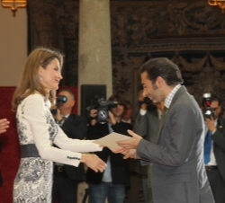 Doña Letizia hace entrega del galardón al bailaor y coreógrafo flamenco Israel Galván de los Reyes